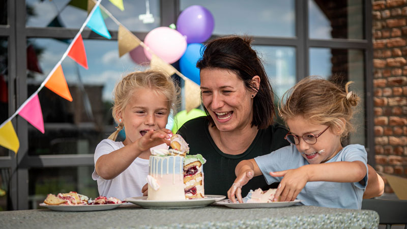 CelebratingWithSandra-Contact-spelen-met-taart-1